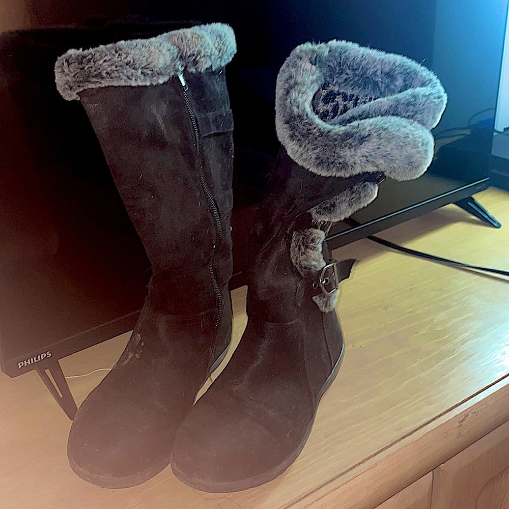 Cute winter boots with fur at the top